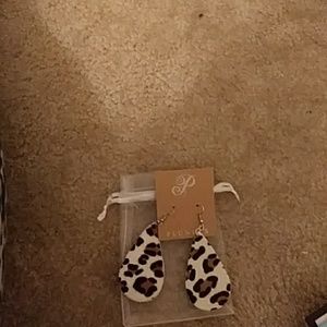 Plunder leather leopard earrings